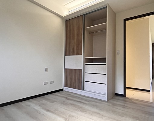 大3房大陽台,面河景無限棟距,採光視野佳。質感系統櫃天花板, - Image 7