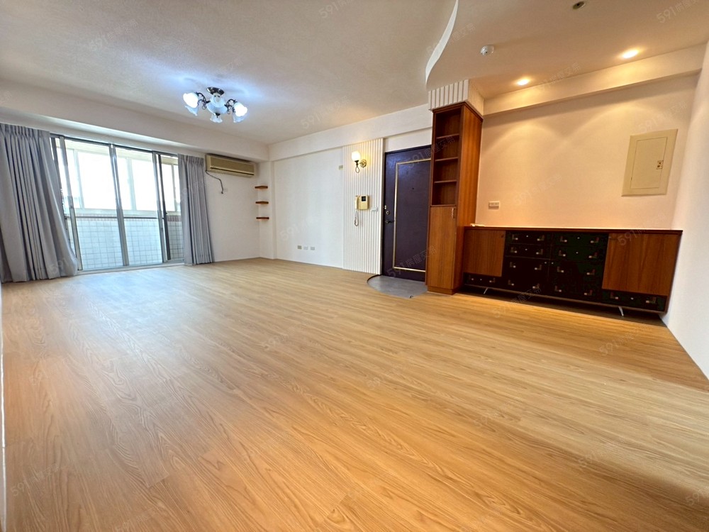 客廳寬敞、採光明亮