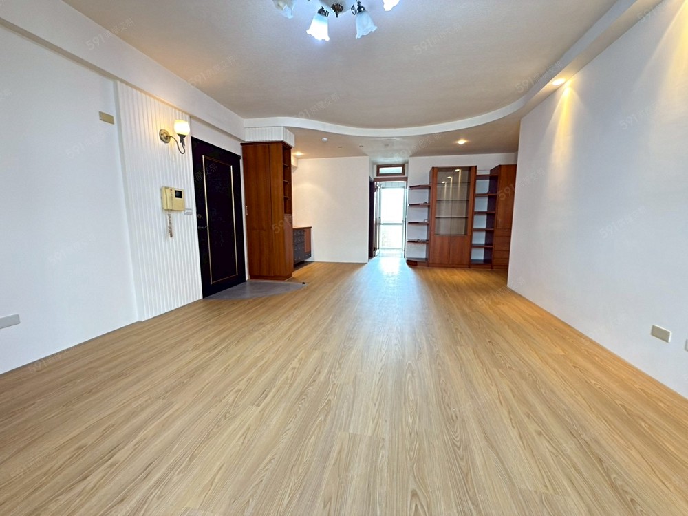 客廳寬敞、採光明亮