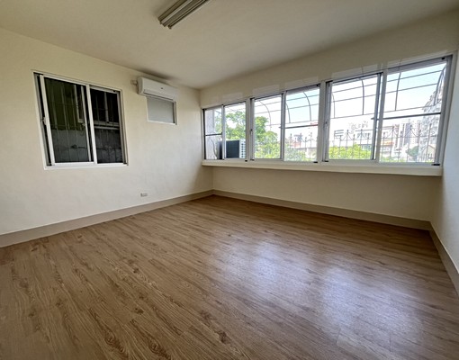 近高師大和平校區、輕軌凱旋公園站，公寓三樓全空屋可租補 - Image 1