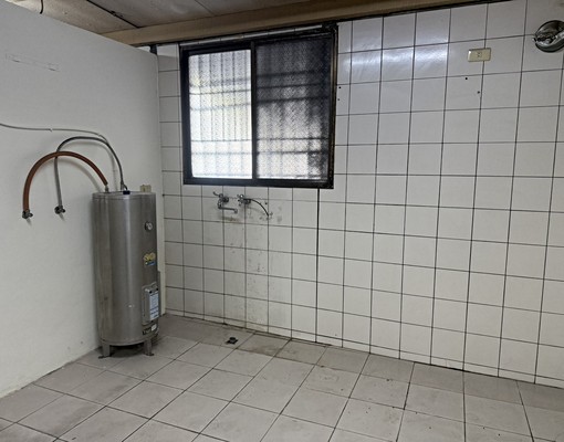 專(租)安南區/安和路/全聯正對面透天金店面車潮就是人潮 - Image 13