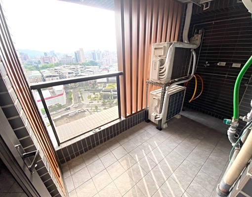 土城捷運,新裝潢,電梯大坪數3房2衛/附車位 - Image 11