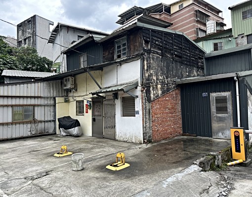 通仁街前段倉庫車到正門口 - Image 4