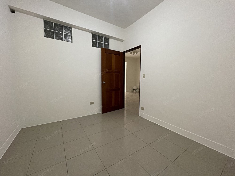 三間臥室前後兩間有對外窗, 中間臥室有對內窗及採光玻璃.