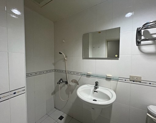 獨立套房免追垃圾車近7-11美麗島前金捷運愛河六合夜市全聯
 - Image 5