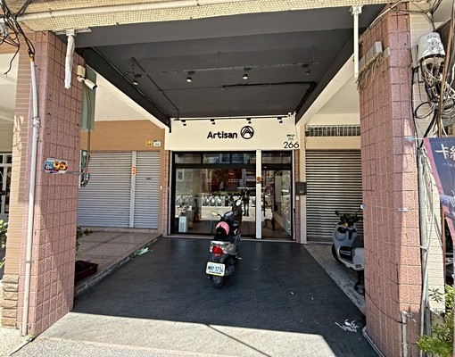 後裔捷運站旁~博愛一路正路上燙金透天店住 - Image 1