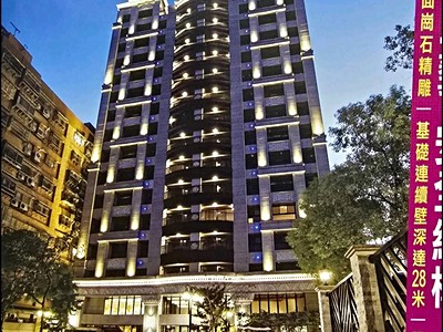 蘆洲和平路一樓挑高樓中樓附十坪庭院，雙捷運，辦公居家皆適宜。