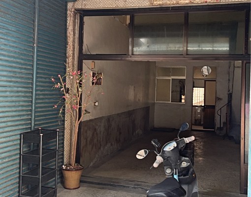 門口可停機車及汽車的寬敞4樓透天店面 - Image 1