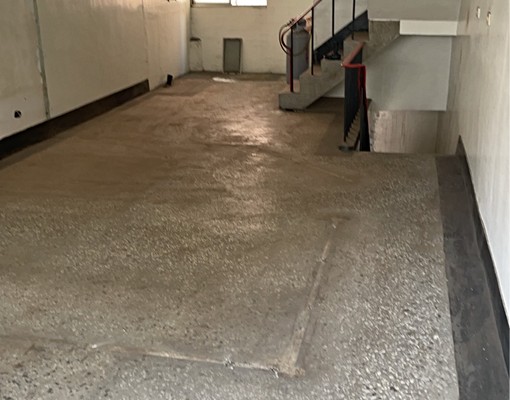 門口可停機車及汽車的寬敞4樓透天店面 - Image 2