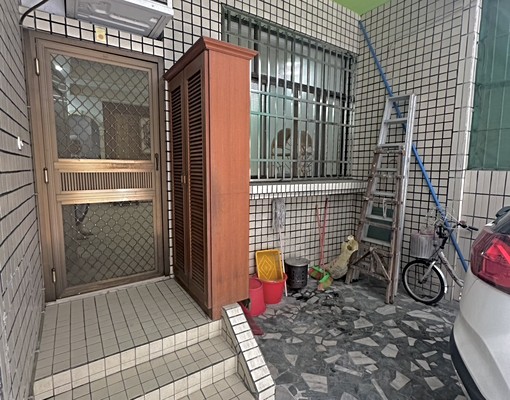 楠梓加工區旁~近台積電~透天厝~保時捷 - Image 1