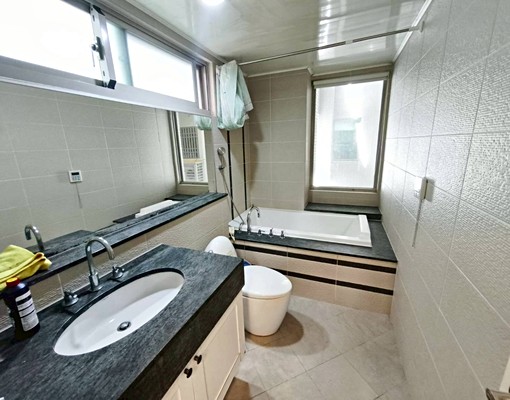 可合租近新莊車站關新路稀有四房有車位 - Image 4