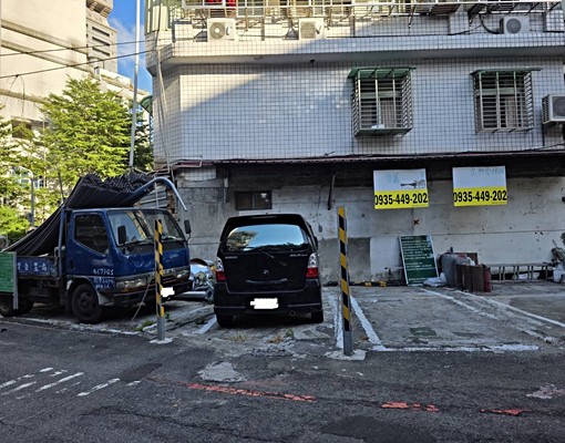 吳興街私人土地停車位 - Image 1