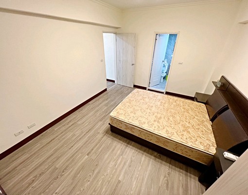 北屯超級俗擱大碗首選✅可寵首選拎包入住超新屋況精品大四房平車 - Image 4