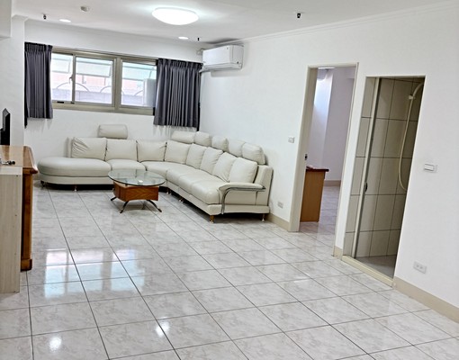 巨城旁商圈含車位可申請租屋補助,三民國中學區 - Image 1