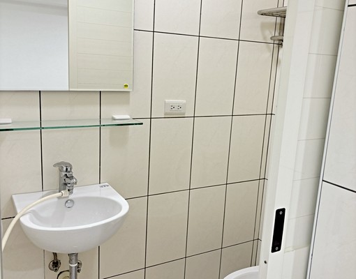 巨城旁商圈含車位可申請租屋補助,三民國中學區 - Image 10