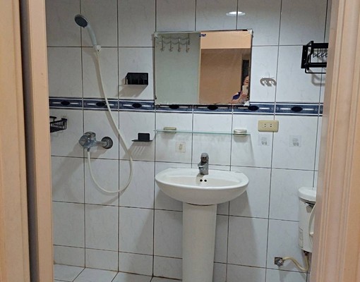 親親戲院旁/精美裝潢電梯大樓沙發大套房一衛一陽台/可寵含網路 - Image 9