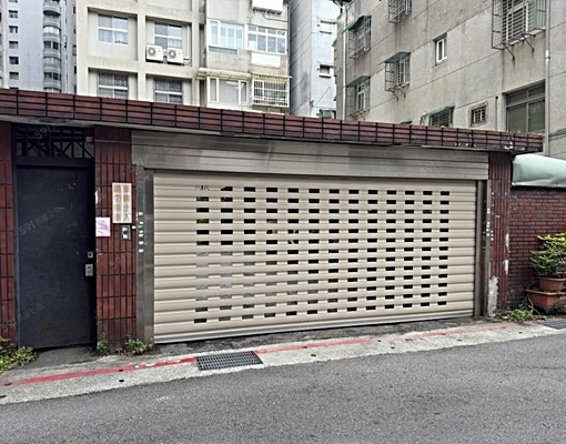 安和路近遠企一樓平面車位-少有釋出 - Image 1