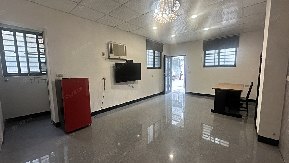 大型室內開放式空間、備有冰箱、電視