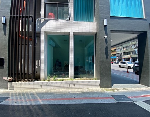 圓山捷運三角窗挑高1+2樓店住 - Image 3