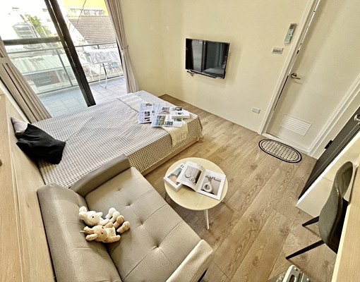 水湳愛買迪卡農🔥可租補🔥大露臺✨系統櫃✨沙發✨極新完工 - Image 1