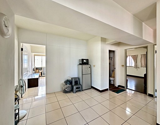 西屯面市政府捷運3房次頂樓電梯3房附車位 - Image 4