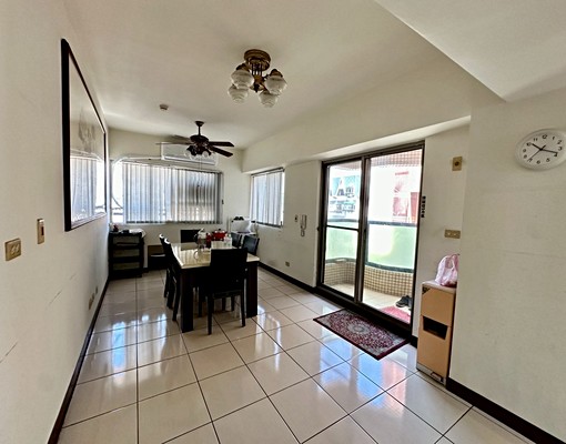 西屯面市政府捷運3房次頂樓電梯3房附車位 - Image 1