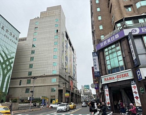 火車站旁。住家兼辦公室。室內42坪。含汽車位 - Image 13