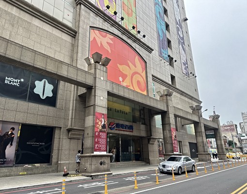 火車站旁。住家兼辦公室。室內42坪。含汽車位 - Image 14