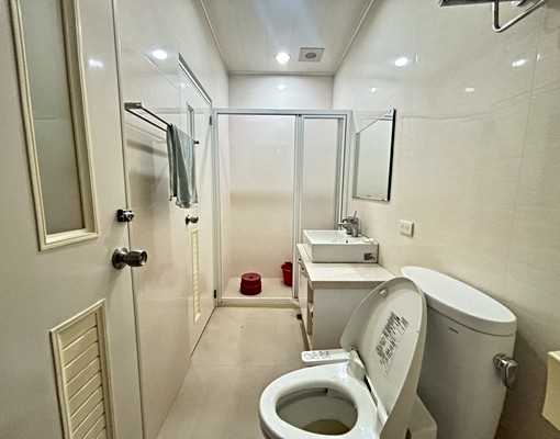 獨家出租~沙鹿區家樂福商圈精華蛋黃區美透天 - Image 8