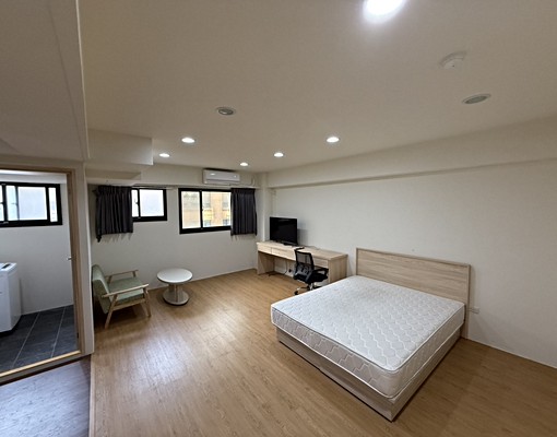 【稀有套房】金山街中段獨立陽台&洗衣機電梯大樓大坪數套房出租 - Image 1