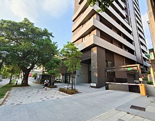 近巨城鴻柏鴻願美三房附平面車位 - Image 1