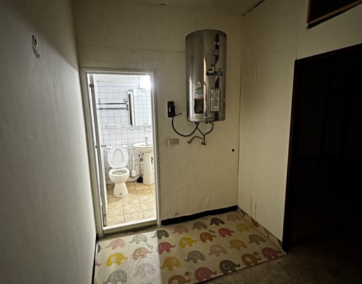 仁和商圈透天金店面生活機能佳使用空間大 - Image 6