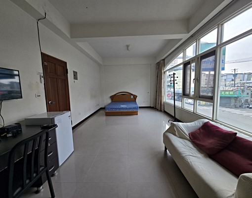 東區近太平新光黃昏市場大室內8-9坪大套房~租屋最謹慎 - Image 1