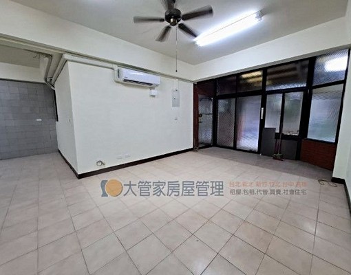 租近學區.一樓附全新冷氣.車庫 - Image 1