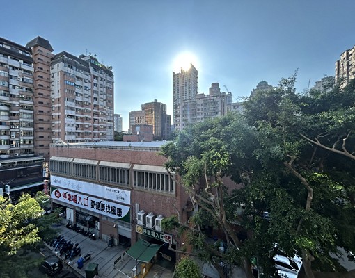 西屯市政府站❤️四房二衛大坪數❤️無傢俱空間好利用 - Image 1