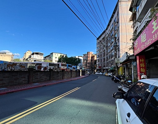國家新城臨路金店面公車總站對面 - Image 1