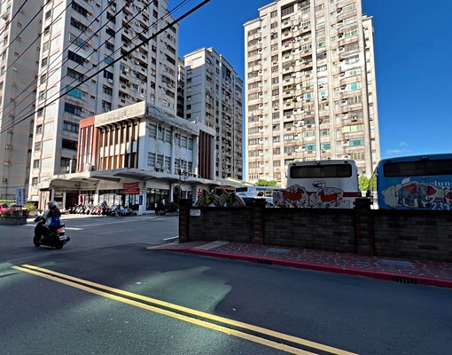 國家新城臨路金店面公車總站對面 - Image 3