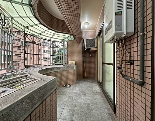 南勢角捷運電梯房 - Image 1