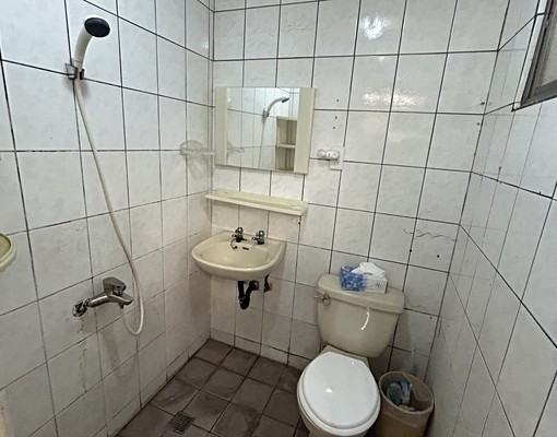 最難得一樓住家在南區四房空間大前後庭院有廚房有免費停車位 - Image 11