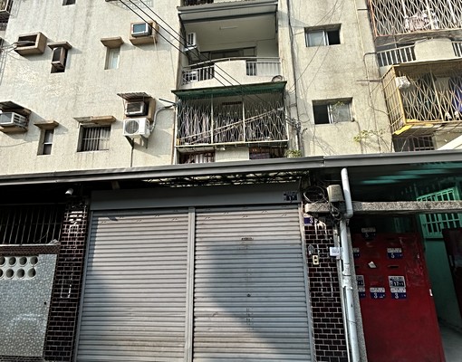 最難得一樓住家在南區四房空間大前後庭院有廚房有免費停車位 - Image 2