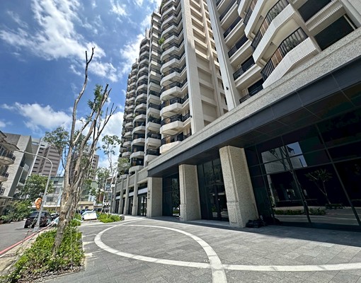 高雄大學全新未住3房平車(附傢俱電) - Image 1