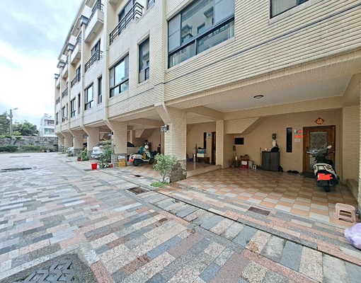 優質社區透天出租 - Image 1