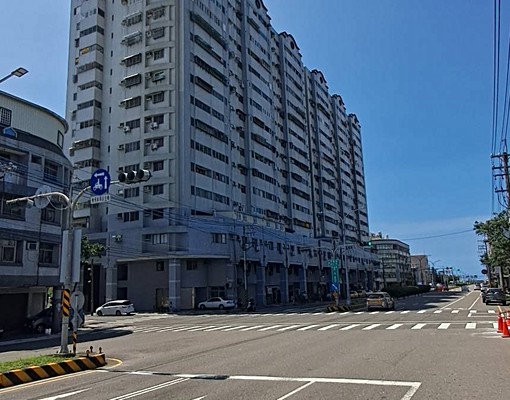 興達國小對面近興達港觀光漁市場 - Image 2