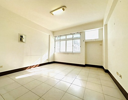 富山租屋🍀公勤街整棟車庫透天出租，地點佳，6米臨路 - Image 5