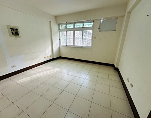 富山租屋🍀公勤街整棟車庫透天出租，地點佳，6米臨路 - Image 4