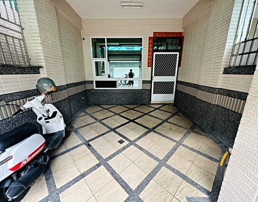 富山租屋🍀公勤街整棟車庫透天出租，地點佳，6米臨路 - Image 3