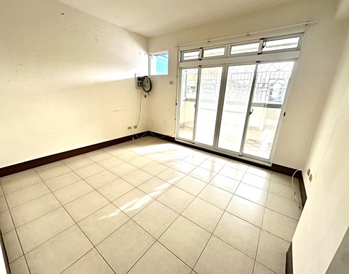 富山租屋🍀公勤街整棟車庫透天出租，地點佳，6米臨路 - Image 6