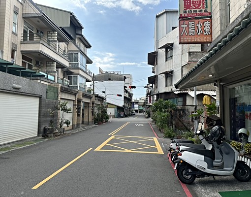 富山租屋🍀公勤街整棟車庫透天出租，地點佳，6米臨路 - Image 2