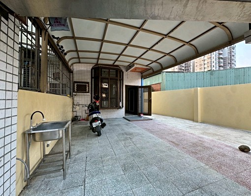 內新黃昏市場旁大地坪邊間透天 - Image 1