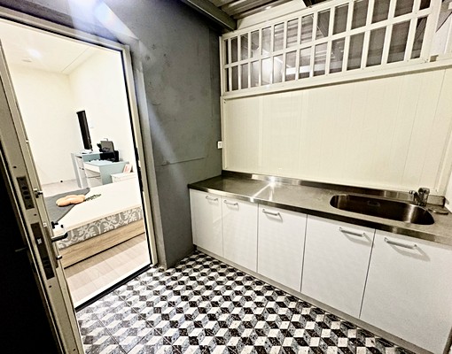 桃鶯路漂亮裝潢套房/可租補/獨洗曬/含網路.機車位/台電計價 - Image 12